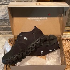 Cloud 5 Waterproof all black shoes